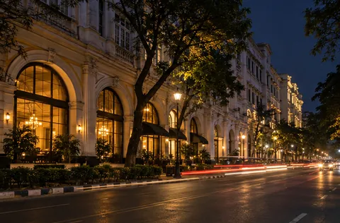 Old colonial buildings and warm restaurant lights on Park Street, Kolkata, at night